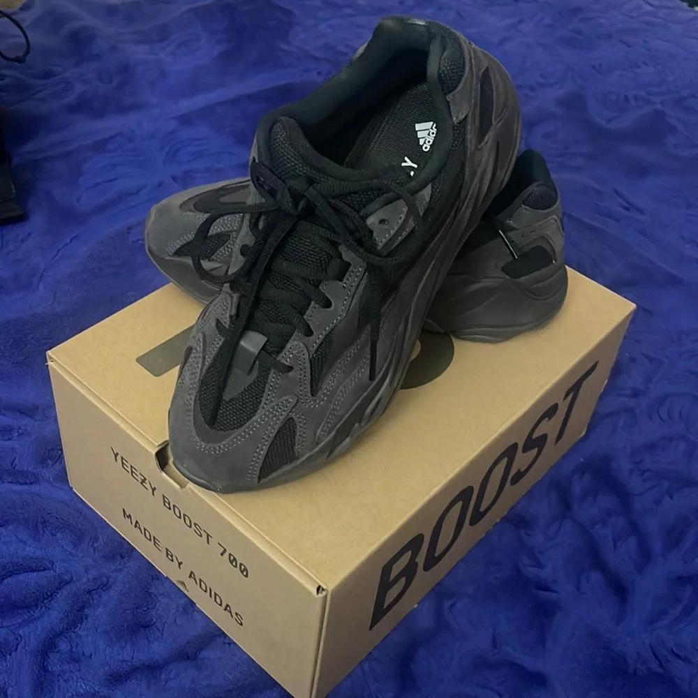 Yeezy Boost 700 - Picture 2 of 2